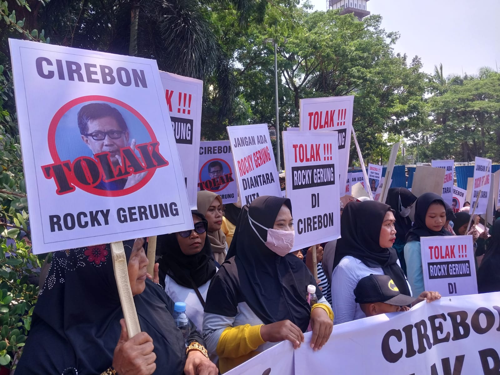 Ratusan Guru, Dosen, Wali Murid di Cirebon Unjuk Rasa: Blokir Rocky Gerung dari Tv, Bahaya untuk Anak Didik