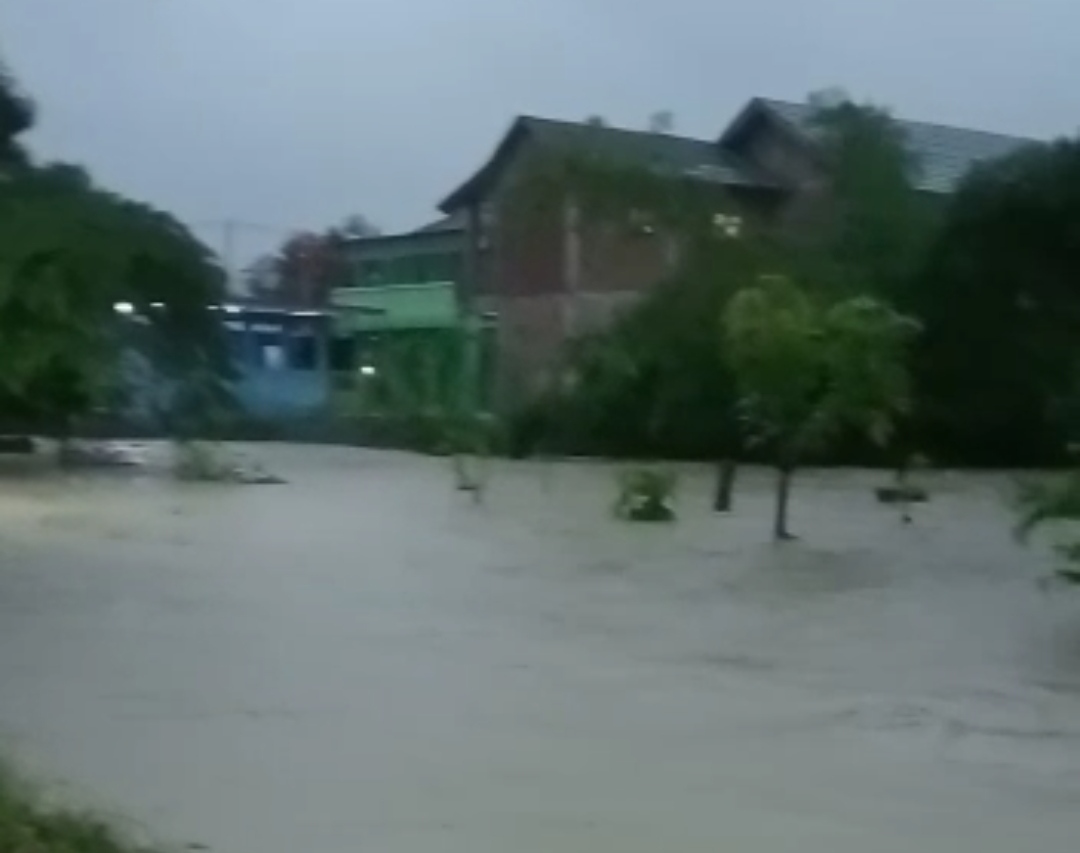 BANJIR CIREBON Hari Ini, Kalipacit Meluap, Sejumlah Perumahan Terendam