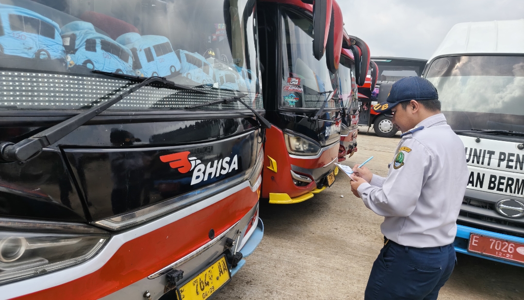 Dishub Cirebon Periksa Bus Jelang Mudik 2026, 15 Sopir Jalani Tes Urine