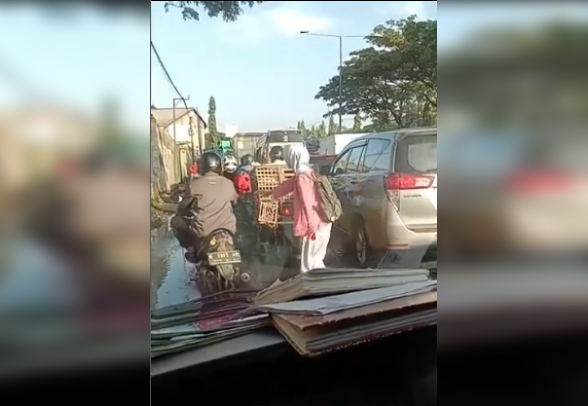 VIRAL! Ambulans Terjebak Macet di Mundu Cirebon, Teteh Perawat Langsung Turun ke Jalan