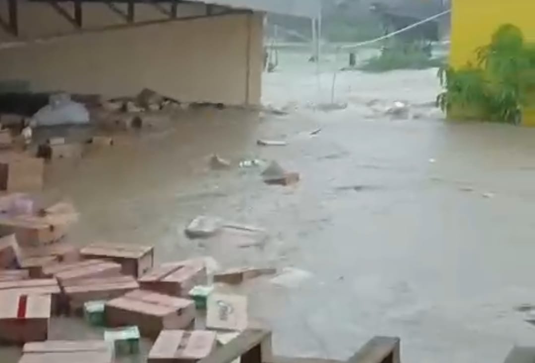 Banjir Terjang Surya Toserba Sumber, 19 Kendaraan Bermotor Hilang, Diduga Terseret Arus