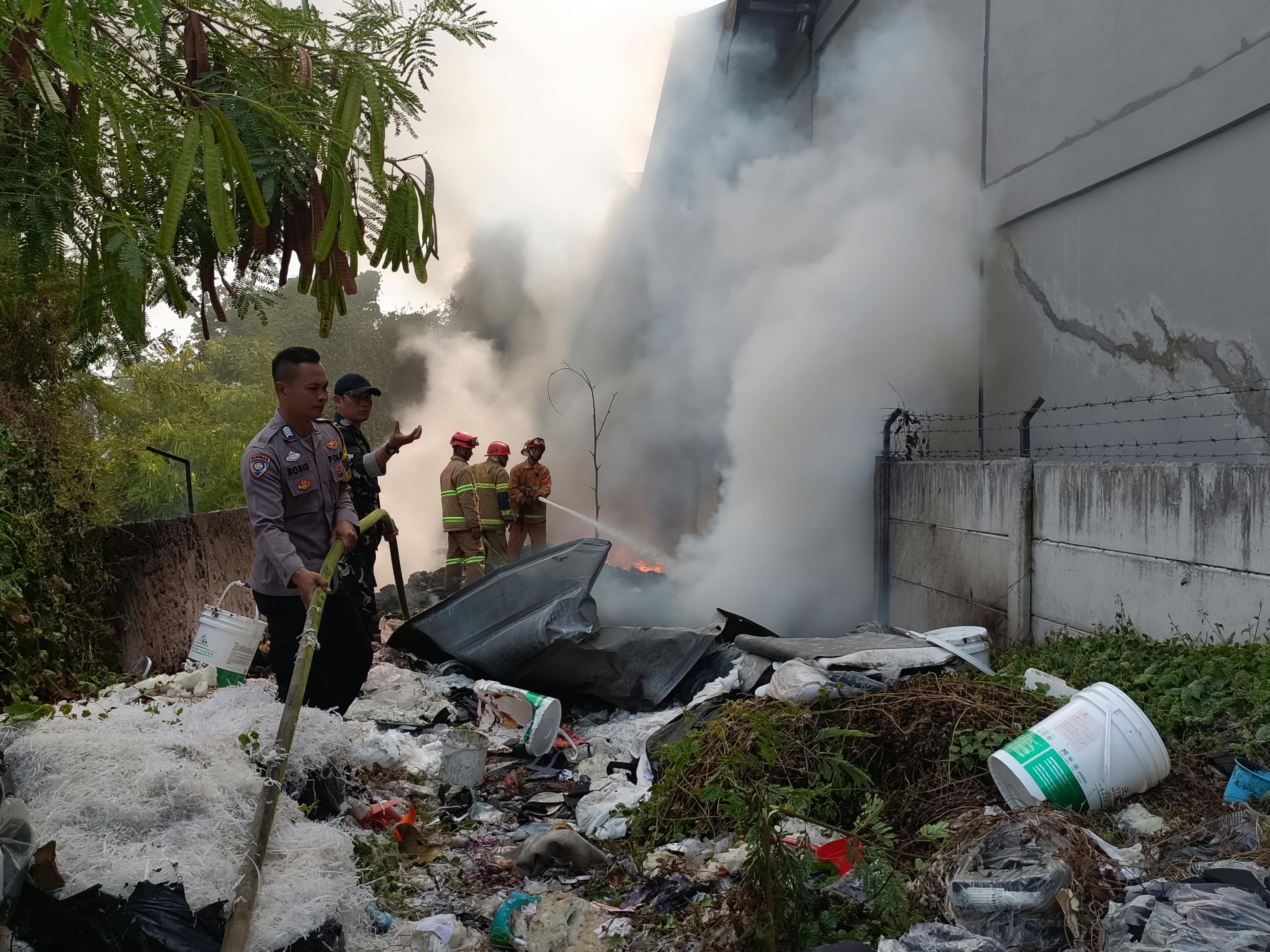 Ledakan Berulang Terdengar dari Gudang Kimia di Cirebon, 10 Mobil Damkar Dikerahkan