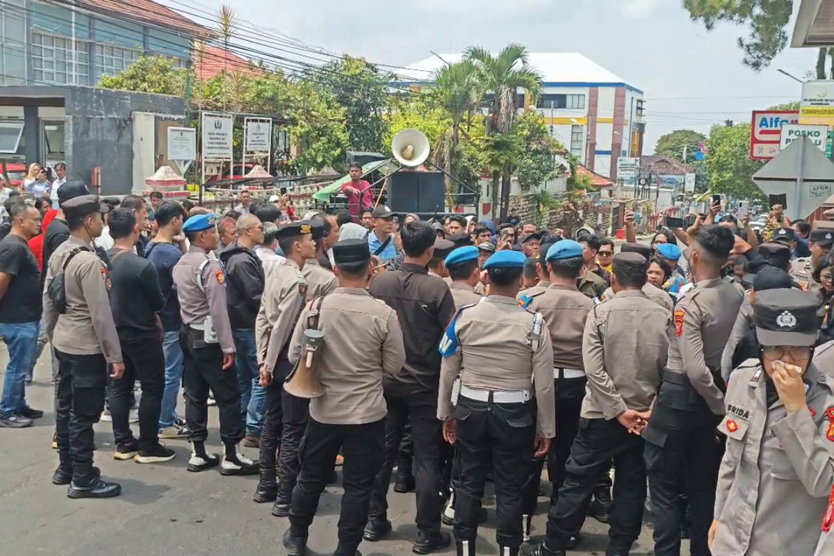 Demo di Kejari Kuningan Memanas, Massa Tuntut Kasus Kuningan Caang Dibuka Lagi