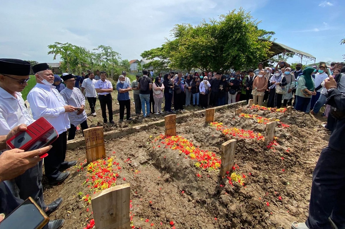 Pemakaman H Sahroni Sekeluarga di Indramayu, Kerabat Akui Ada Rumor yang Beredar