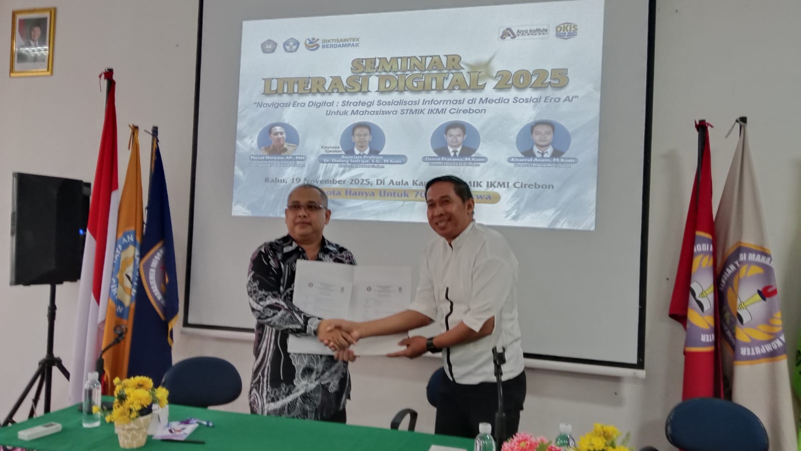 Seminar Literasi Digital STMIK IKMI Cirebon: Strategi Sosialisasi Informasi di Medsos Era AI