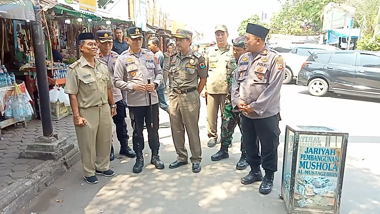 Tim Gabungan Datang, Area Makam Sunan Gunung Jati Tersisa Kotak Amal Tanpa Pemilik