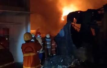 Terjadi Kebakaran di Pabrik Kasur Busa Arjawinangun, 18 Unit Mobil Damkar Dikerahkan Padamkan Api