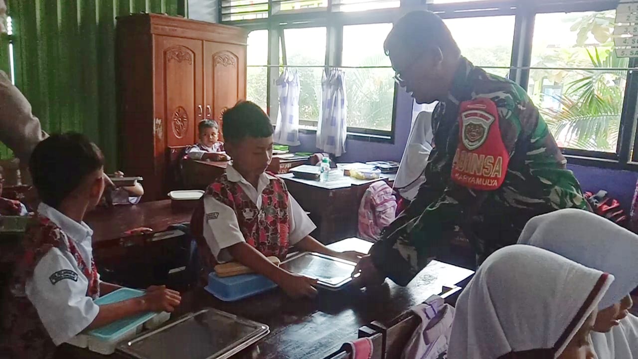 Babinsa Karyamulya Monitoring Pendistribusian Program Makan Bergizi Gratis di SDN Pelandakan 1