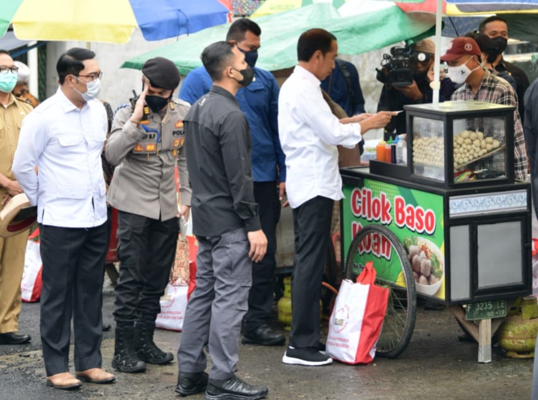 Jelang Natal dan Tahun Baru, Ridwan Kamil Dampingi Presiden Jokowi Cek Harga di Pasar Bogor