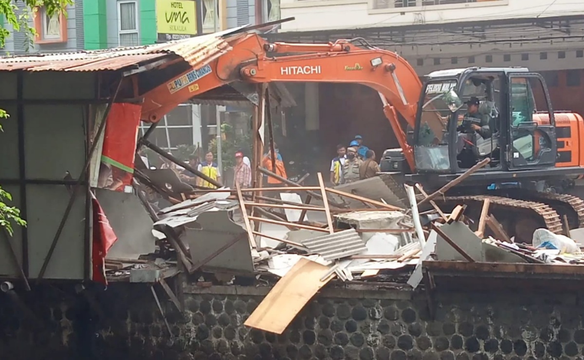 350 Personel Gabungan Bersihkan Bantaran Sungai Sukalila Cirebon