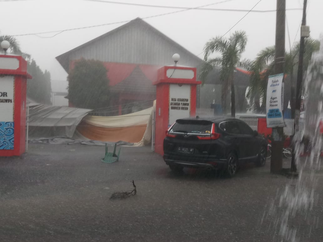 CUACA EKSTREM: Sejumlah Wilayah di Cirebon Angin Kencang, Tenda Hajatan Ambruk, Water Barrier Terbang