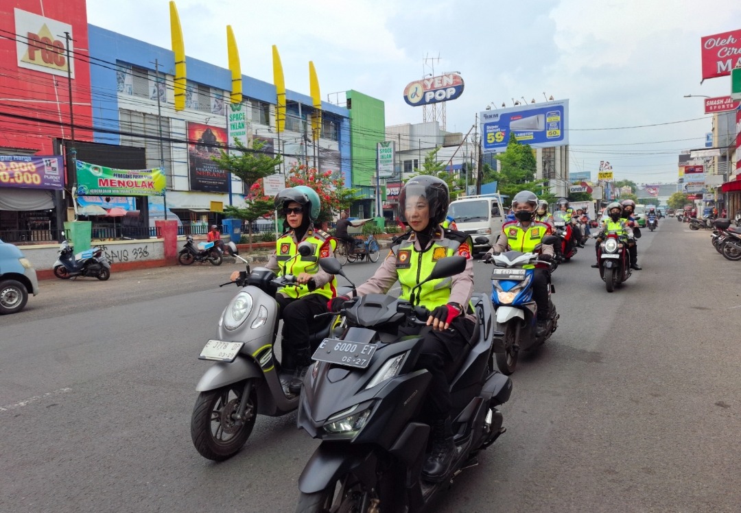 Telusuri Sejumlah Ruas Jalan dan Pemukiman, Polwan Polres Cirebon Kota Gelar Patroli Humanis