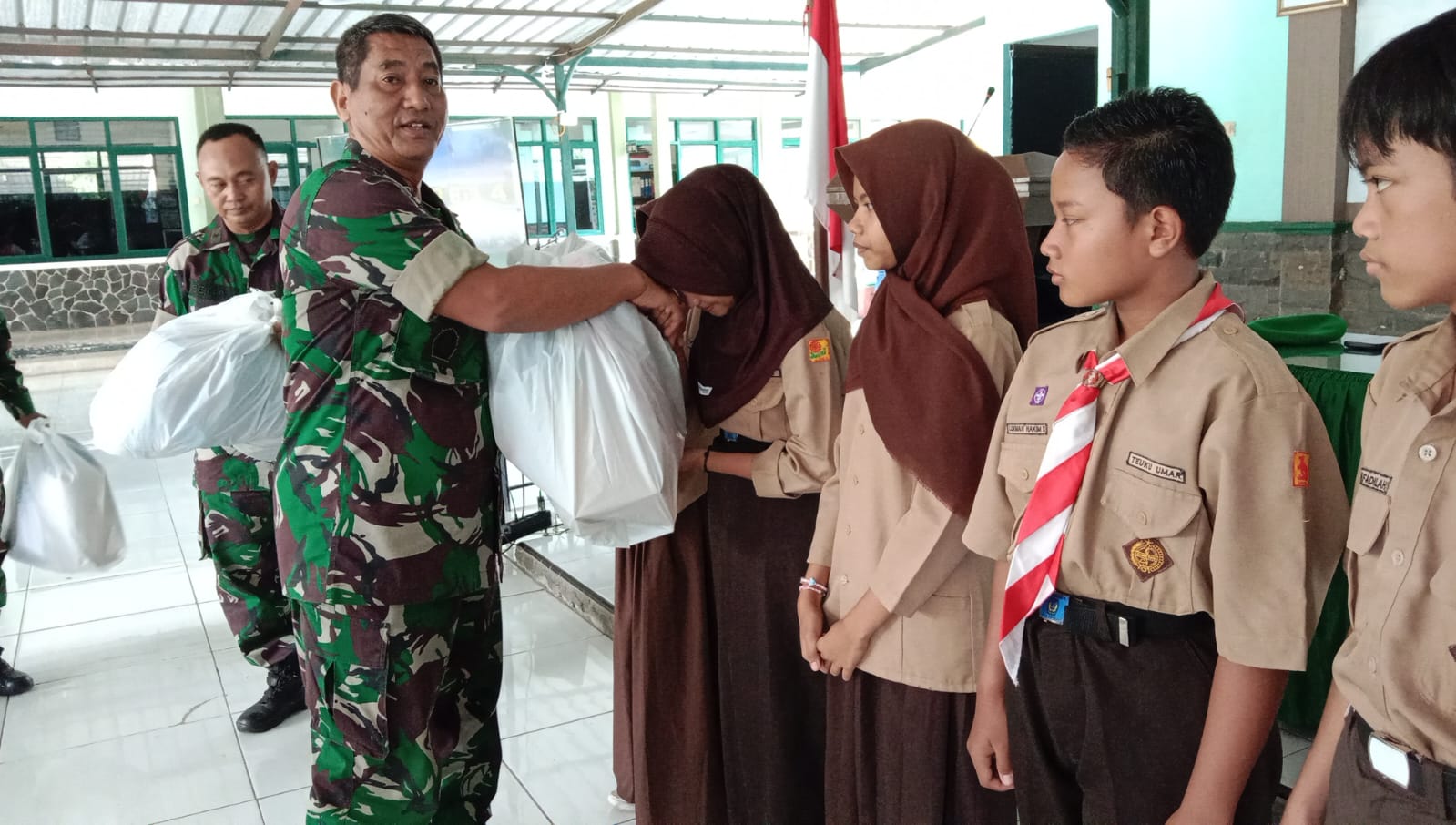 Kodim 0614/Kota Cirebon Salurkan Bantuan Pendidikan Kepada Pelajar Wilayah Kota Cirebon