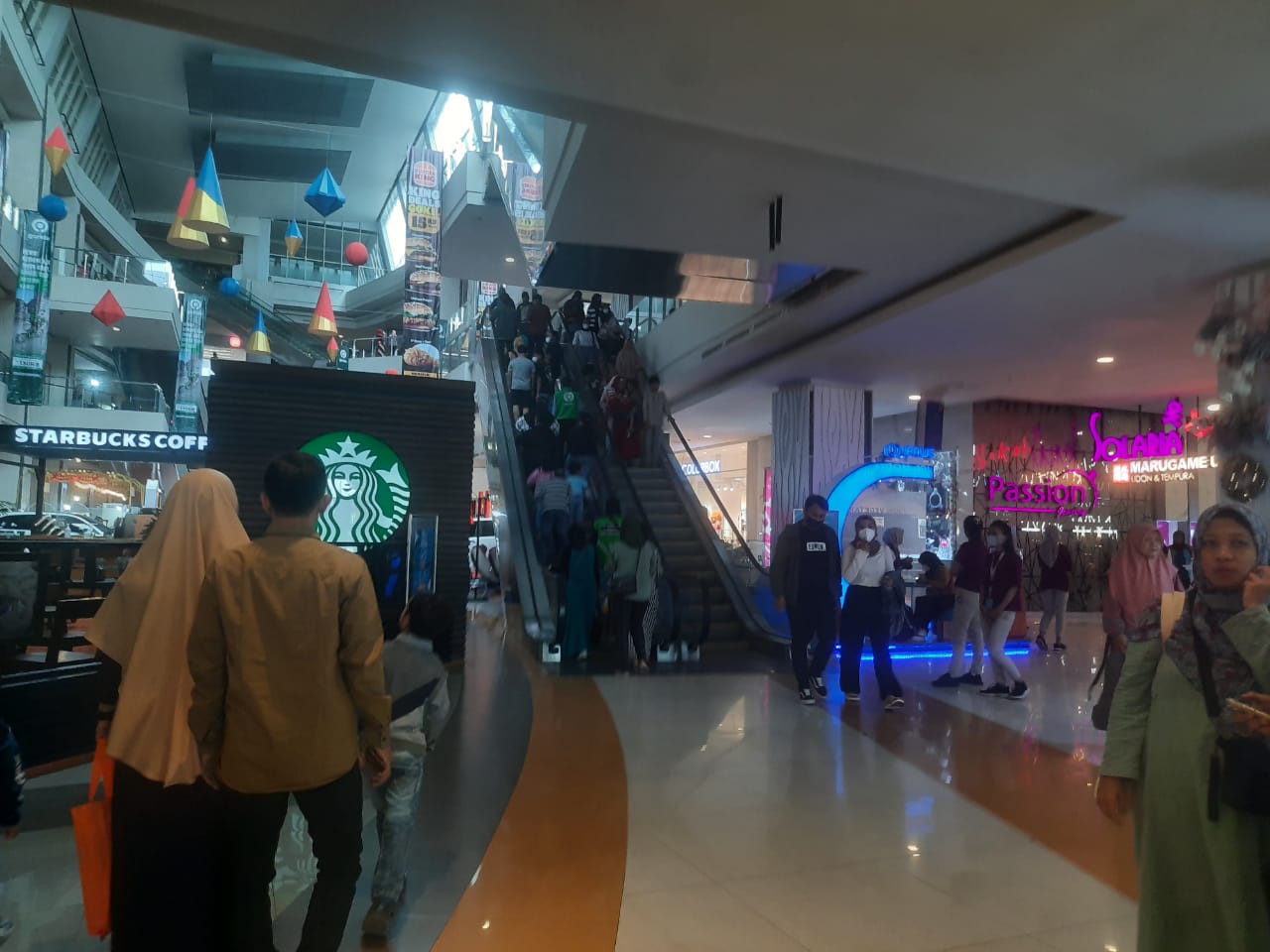 Warga Padati Mall di Kota Cirebon saat Libur Natal dan Tahun Baru, Besok Puncaknya