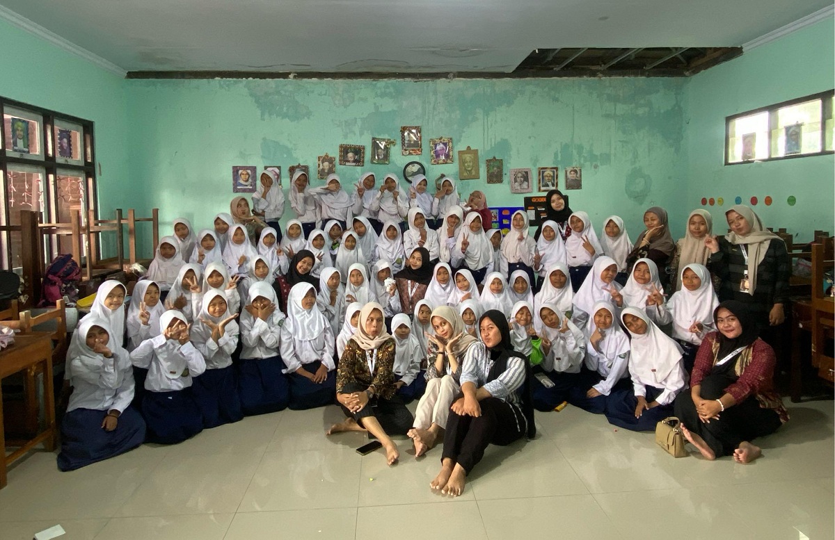 KKN Kelompok 15 UIN Cirebon Perkuat Literasi Masyarakat Mertapada Kulon