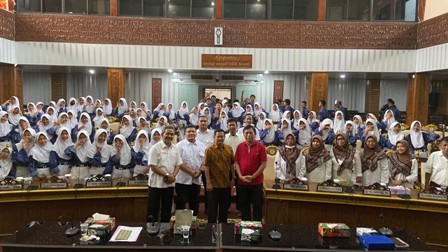 DPRD Dikunjungi Ratusan Pelajar SMPN 1 Gegesik