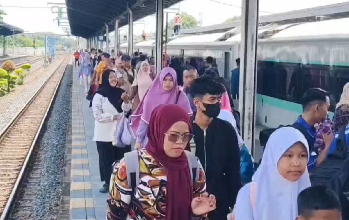 Wisata dan Mudik Jadi Satu, Stasiun Cirebon Kebanjiran Penumpang Akhir Tahun