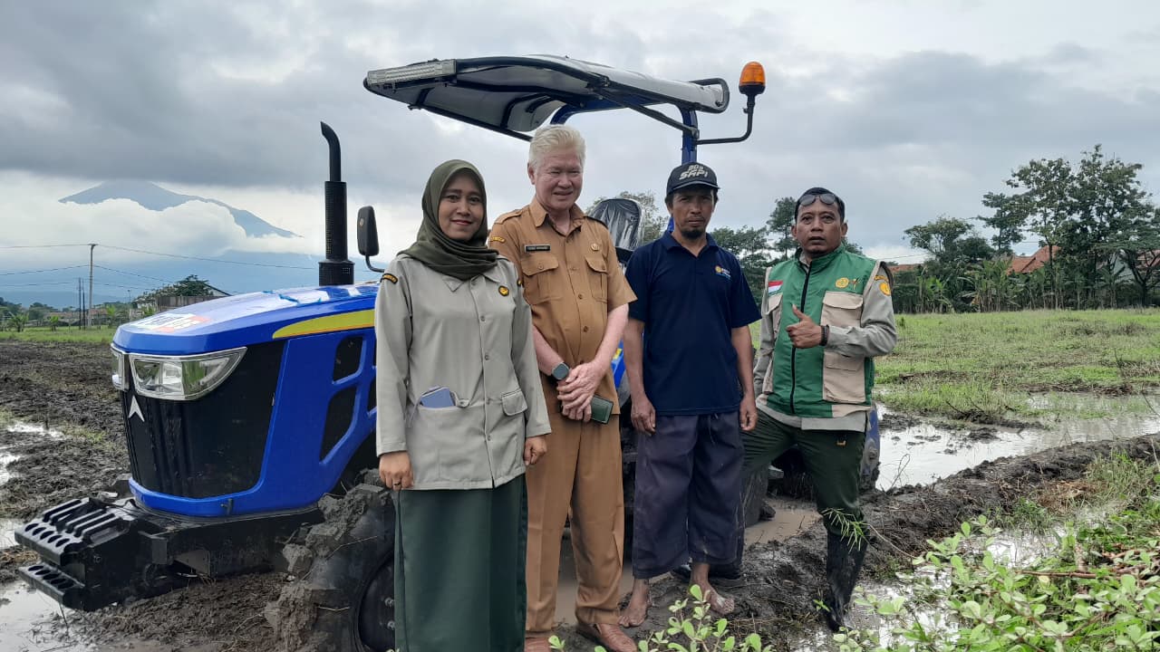 Traktor Roda Empat Dorong Mekanisasi Pertanian di Cirebon