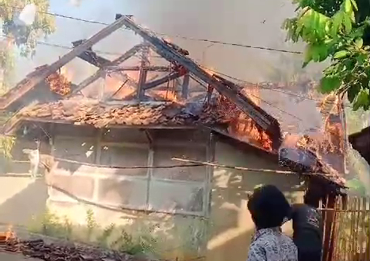 Ditinggal ke Warung, Rumah di Majalengka Ludes Terbakar