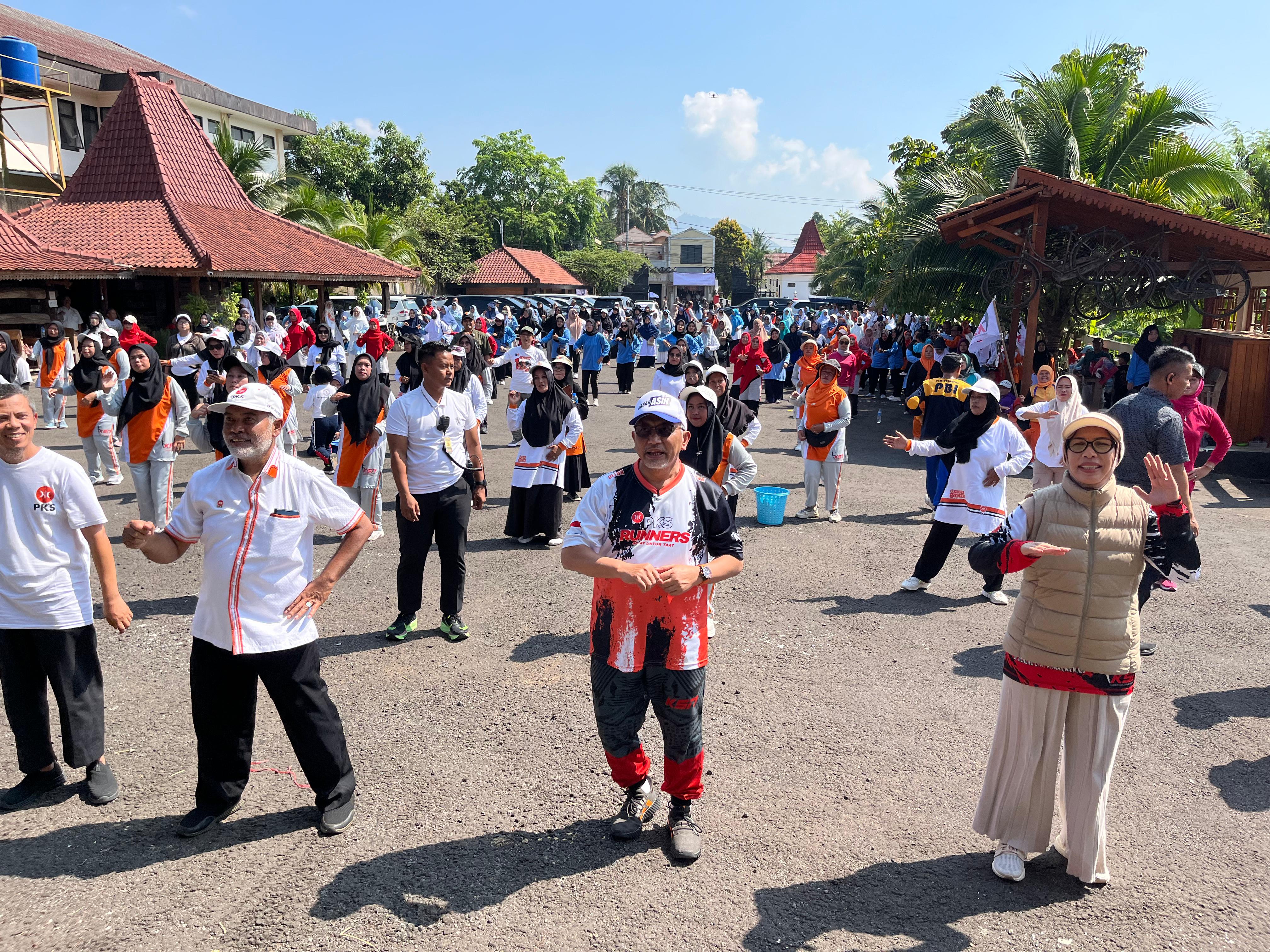 Senam Bareng Ahmad Syaikhu, Emak-emak Cianjur Suarakan Dukungan untuk Pasangan ASIH