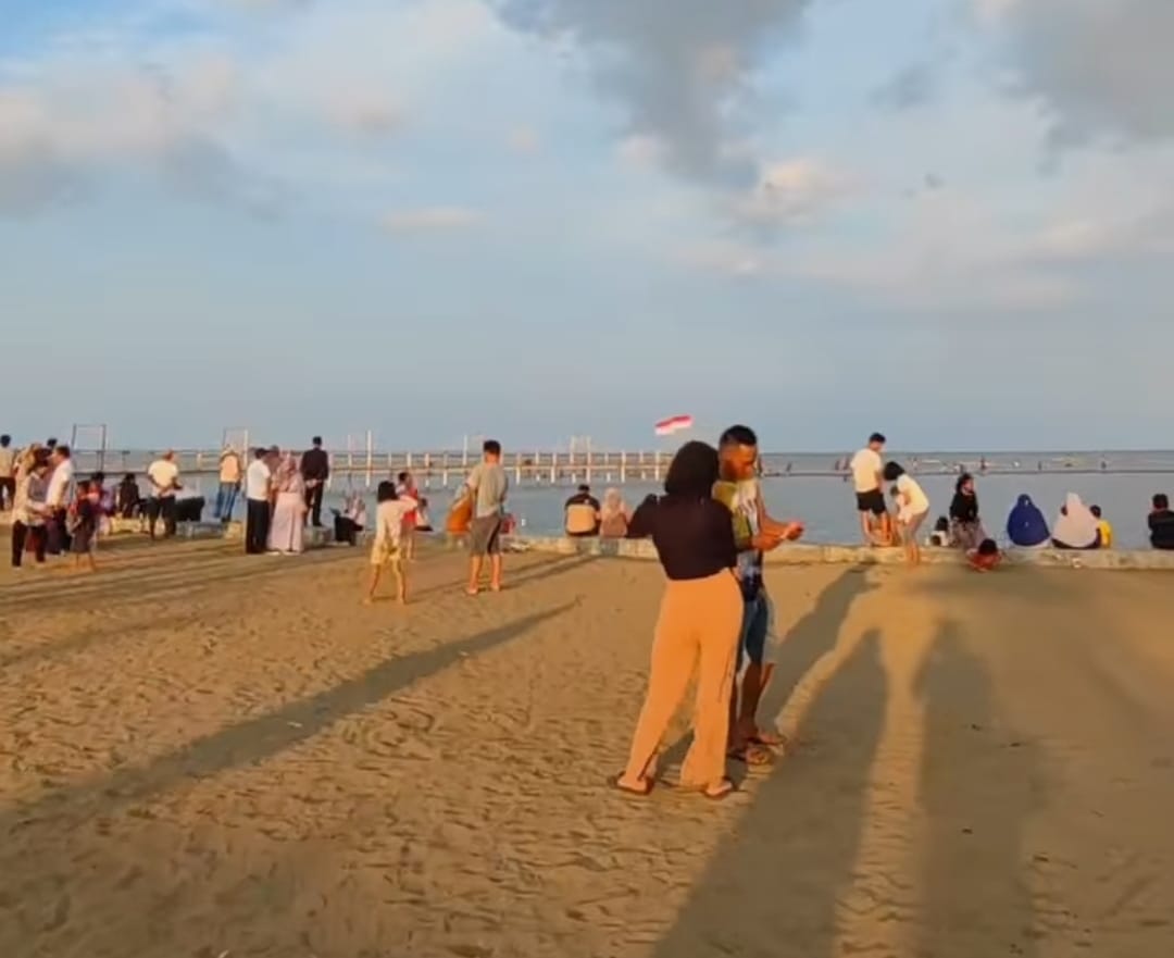 Wisata Pantai Kejawanan Cirebon, Makin Sore Makin Ramai