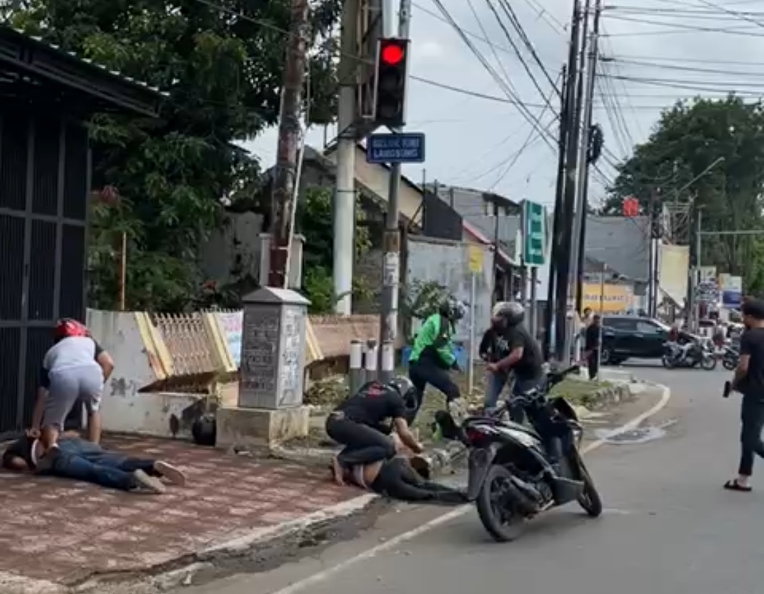 Heboh Penangkapan di Lampu Merah Kesambi Cirebon, Ada Motor Terjatuh, Oh Rupanya