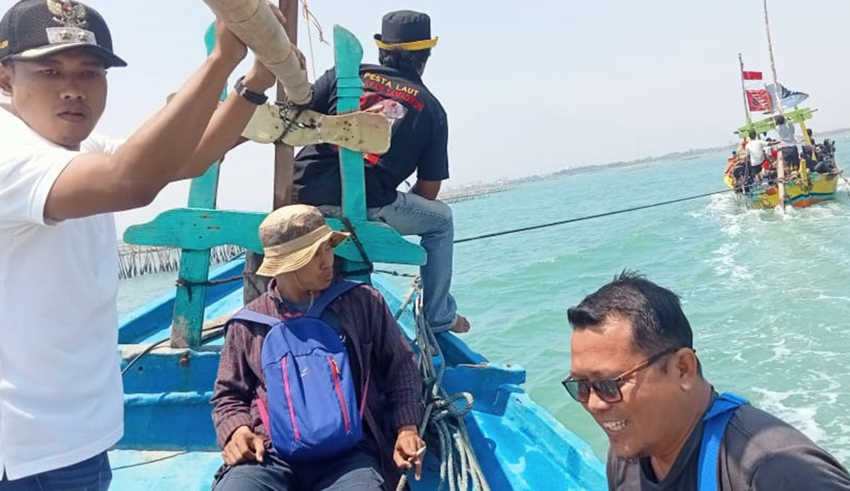 Mesin Perahu Mati, Wartawan dan Lurah Kesenden Terombang Ambing di Tengah Laut