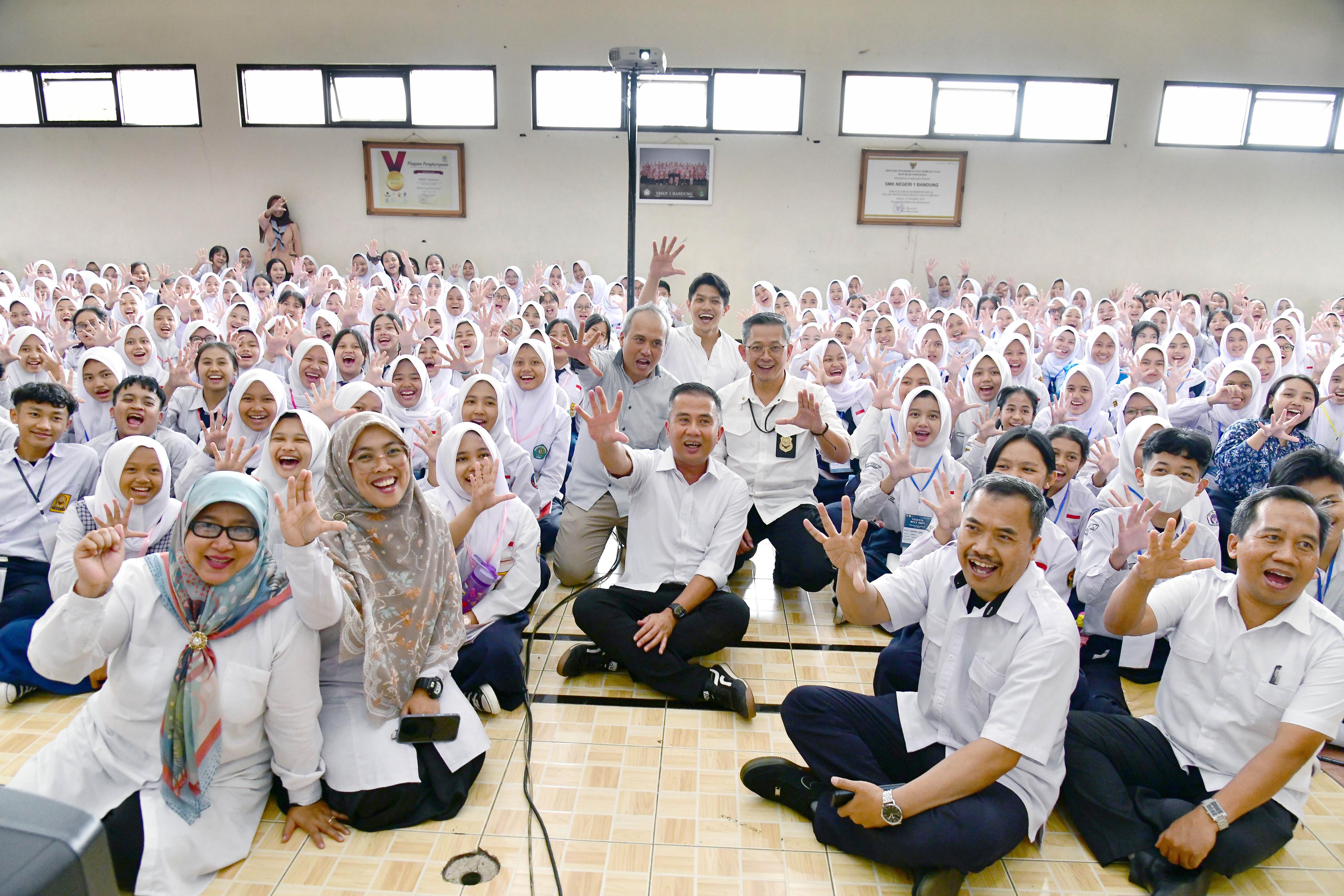 Tinjau Hari ke-3 MPLS di SMKN 1 Kota Bandung, Bey Machmudin: Pastikan Tidak Ada Perundungan 