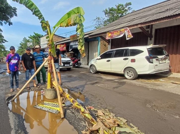 Drainase Tersumbat dan Bangunan Liar Diduga Jadi Penyebab Jalan Kanci-Sindanglaut Rusak