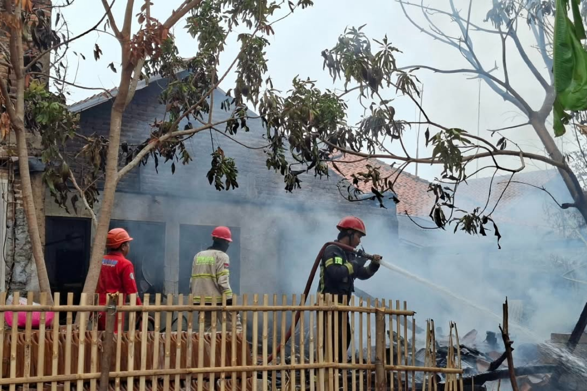 Bakar Sampah Picu Kebakaran Rumah Warga Indramayu 