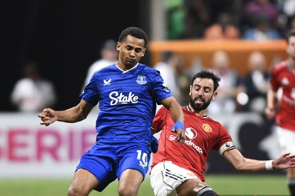 Manchester United vs Everton Berakhir 2-2, Tapi Manchester United Tetap Angkat Trofi!