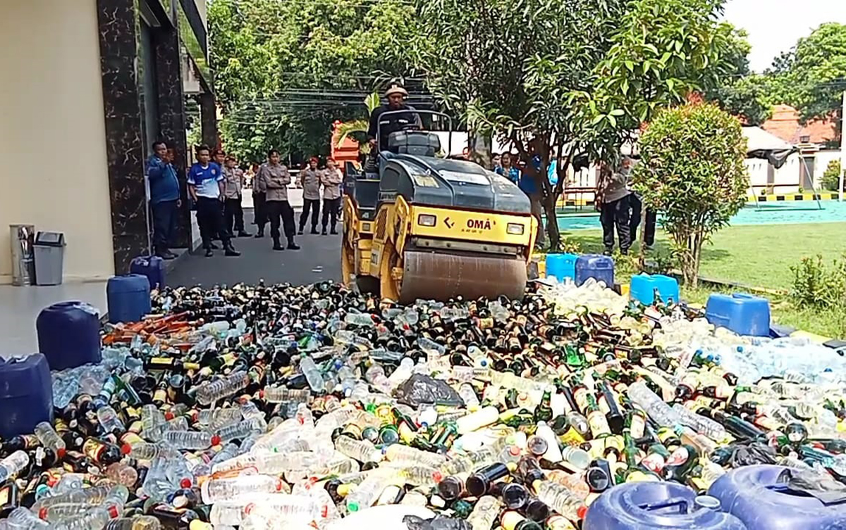 Tidak Pernah Habis, Ribuan Botol Miras Kembali Dimusnahkan