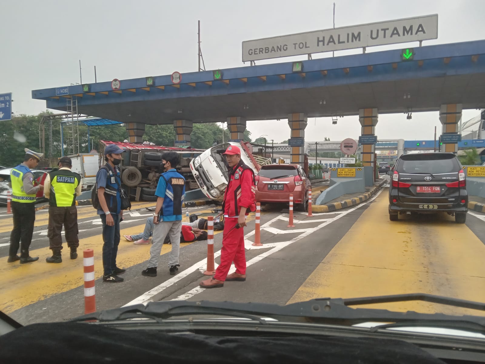 Ada Mobil Plat E Jadi Korban, Begini Kronologi Kecelakaan Beruntun di Gerbang Tol Halim Utama