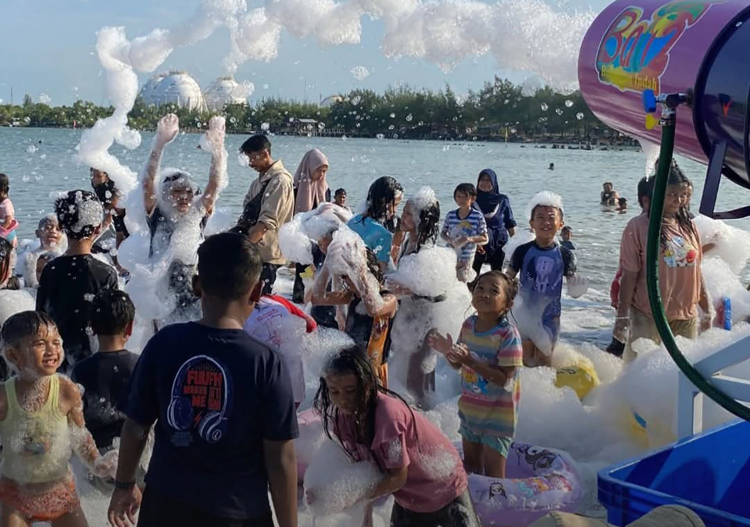 Wahana Unik, Mandi Salju di Pinggir Pantai Indramayu