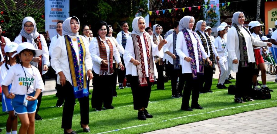 Mengenalkan Permainan Tradisional, Ibu Iriana Bermain Bersama Siswa SD