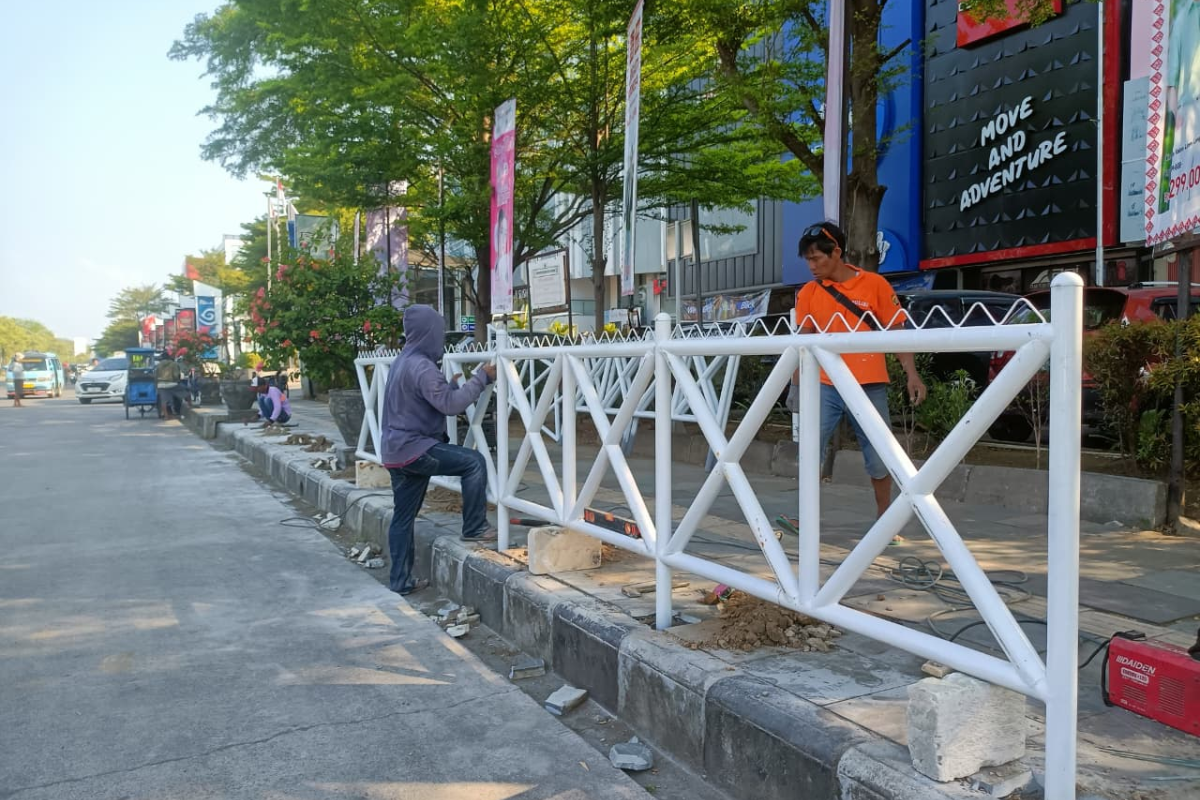 Atasi Parkir Liar dan Kemacetan, CSB Mall Cirebon Pasang Pagar di Sepanjang Trotoar