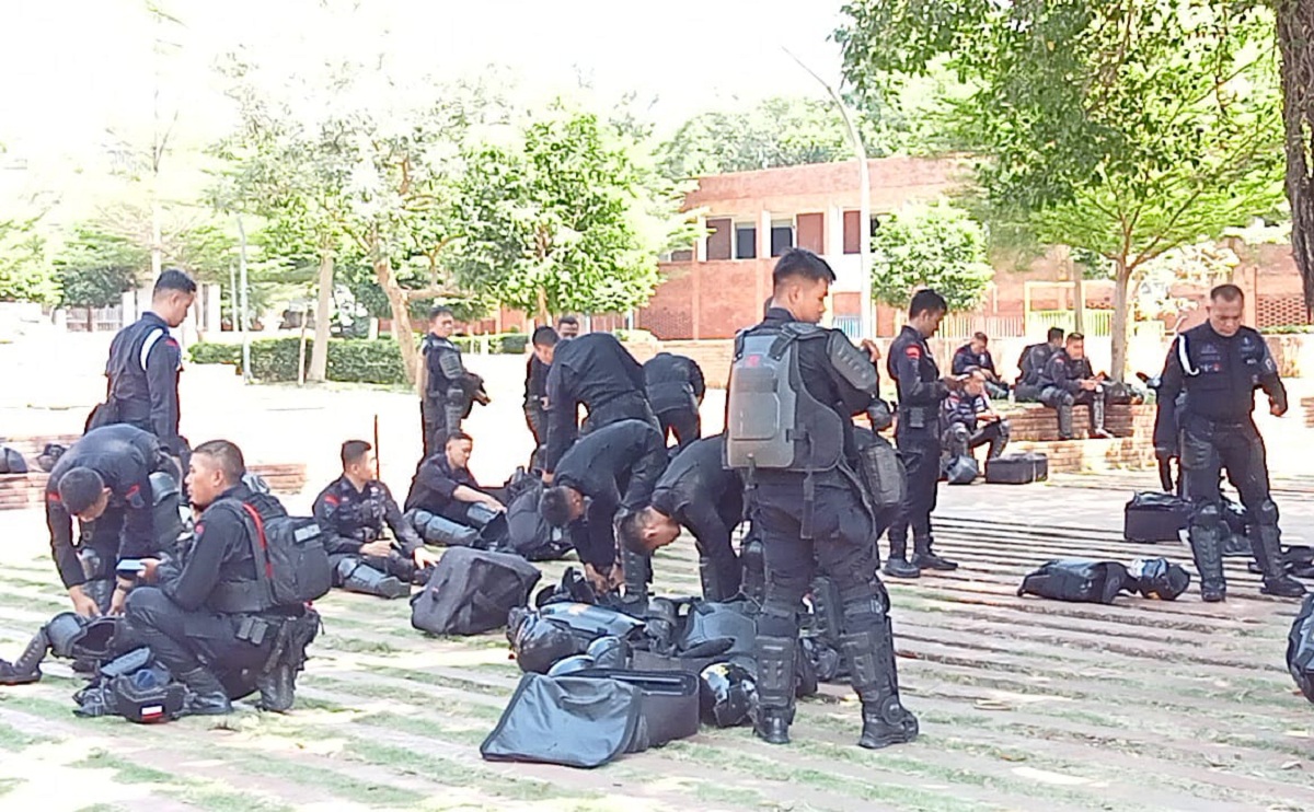 Pasukan Berseragam Lengkap Siaga di Alun-alun Kejaksan Kota Cirebon, Ada Juga yang Berpakaian Preman