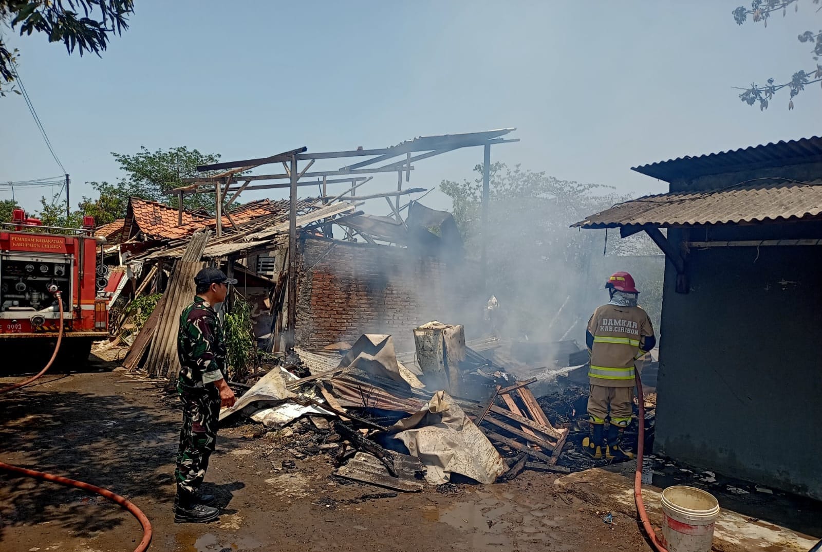 Lupa Matikan Kompor, Rumah Warga Mundu Pesisir Terbakar hingga Motor Ikut Hangus