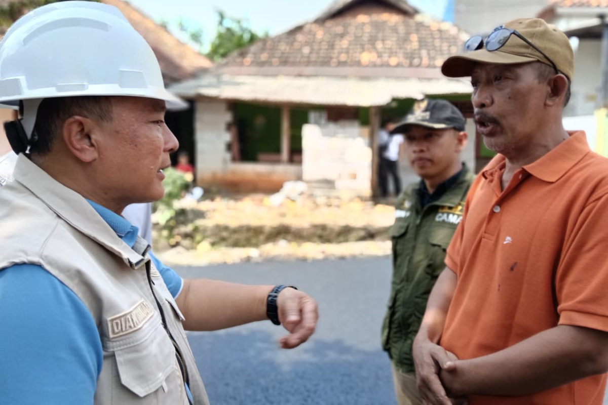 Bupati Dian Gercep Jawab Keluhan Warga: Bawa Bantuan Semen, Janji Perbaikan Jembatan