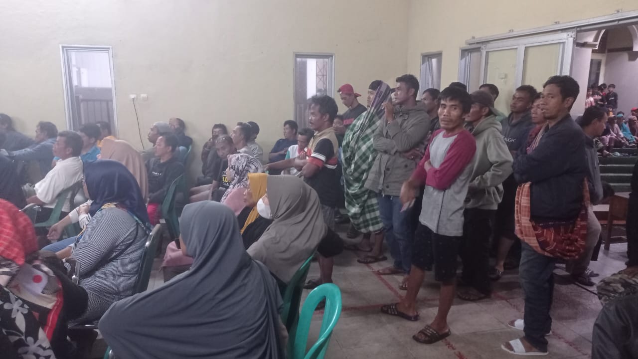 Kompak Datangi Balai Desa, Warga Sindanghayu Cirebon Tuntut Kuwu Mundur