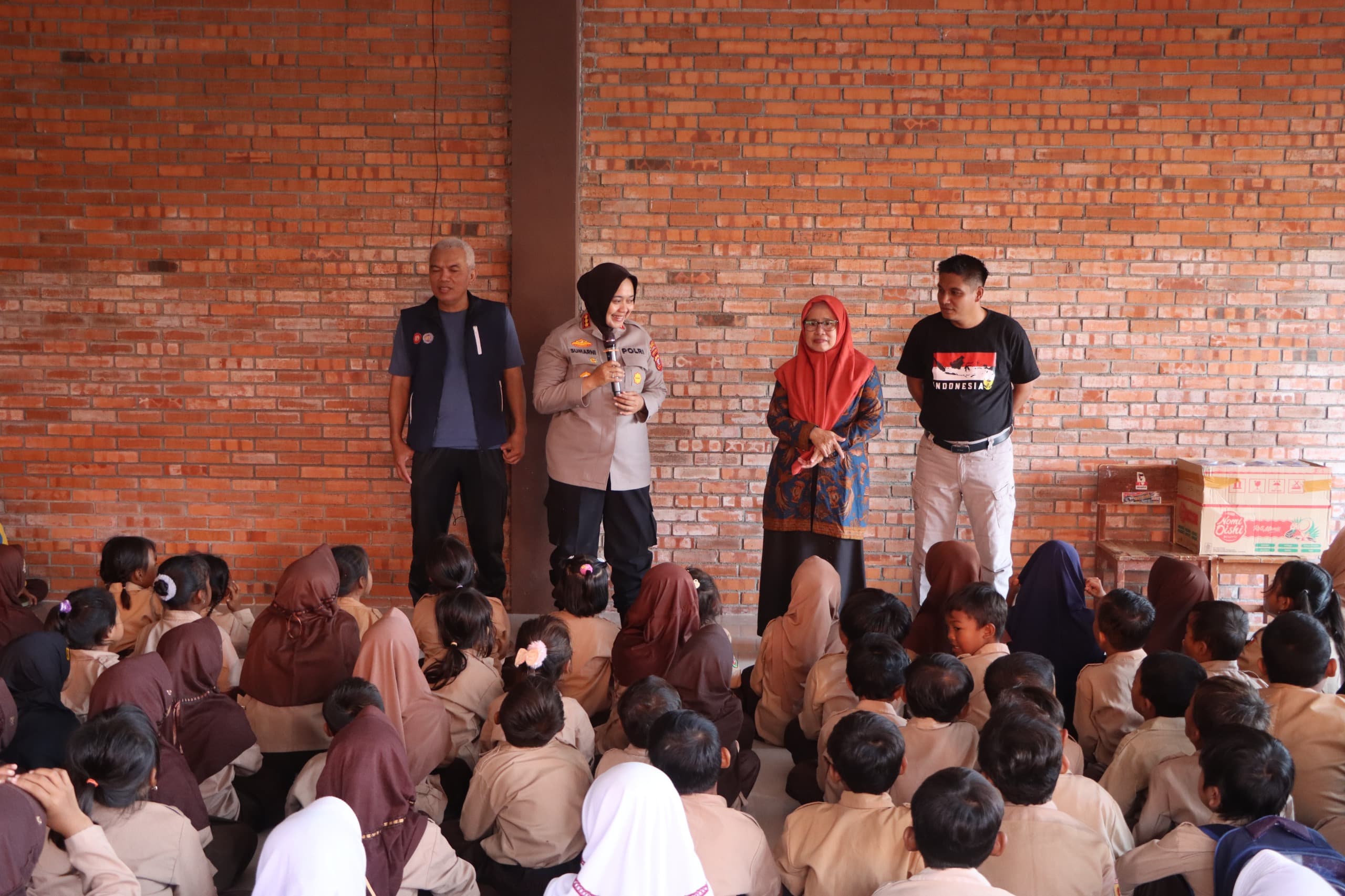 Sekolah Terdampak Banjir Rob, Kapolresta Cirebon Hibur Murid SDN 3 Ambulu