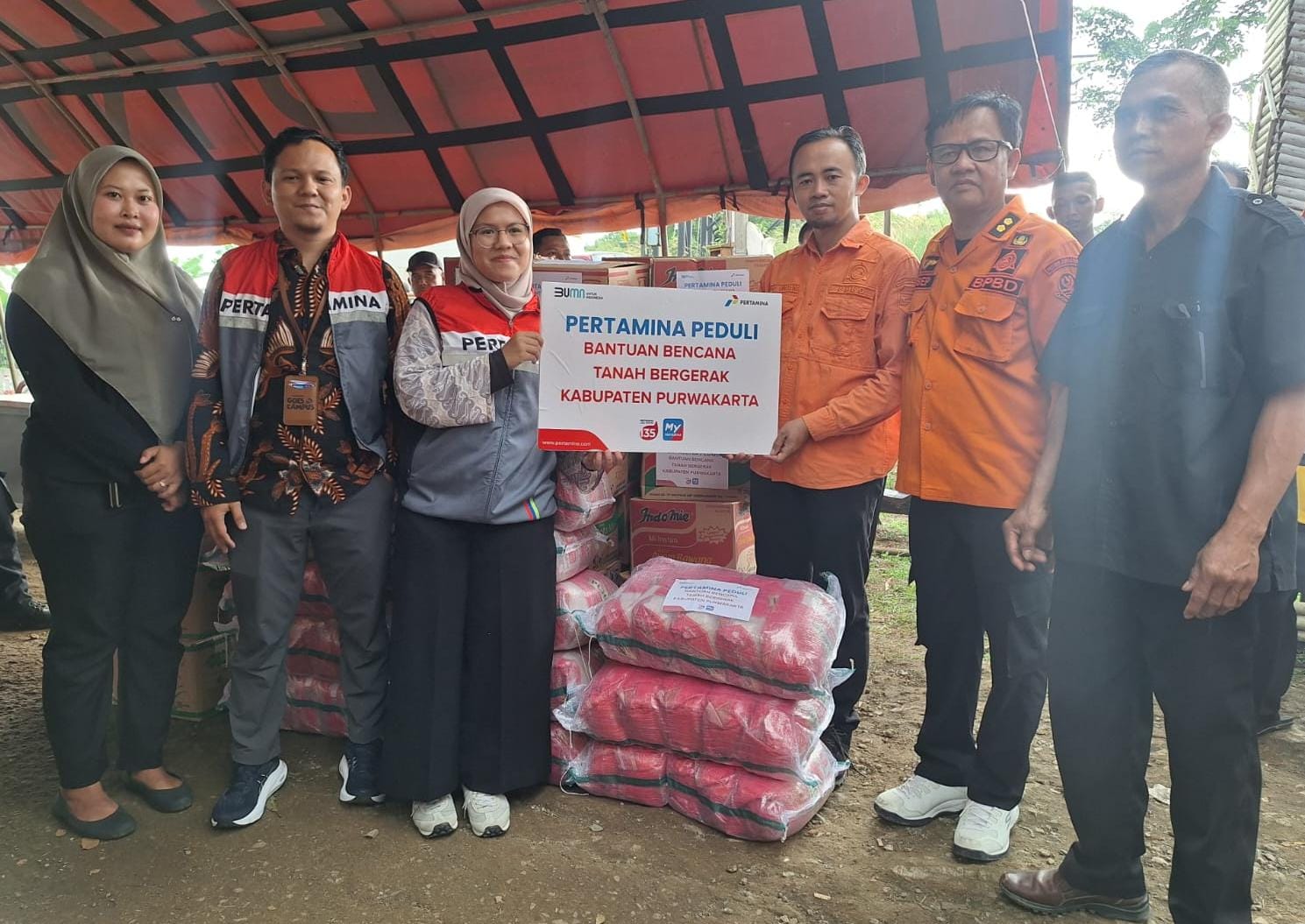 Pertamina Patra Niaga Salurkan Bantuan Logistik untuk Korban Bencana Pengeseran Tanah di Purwakarta