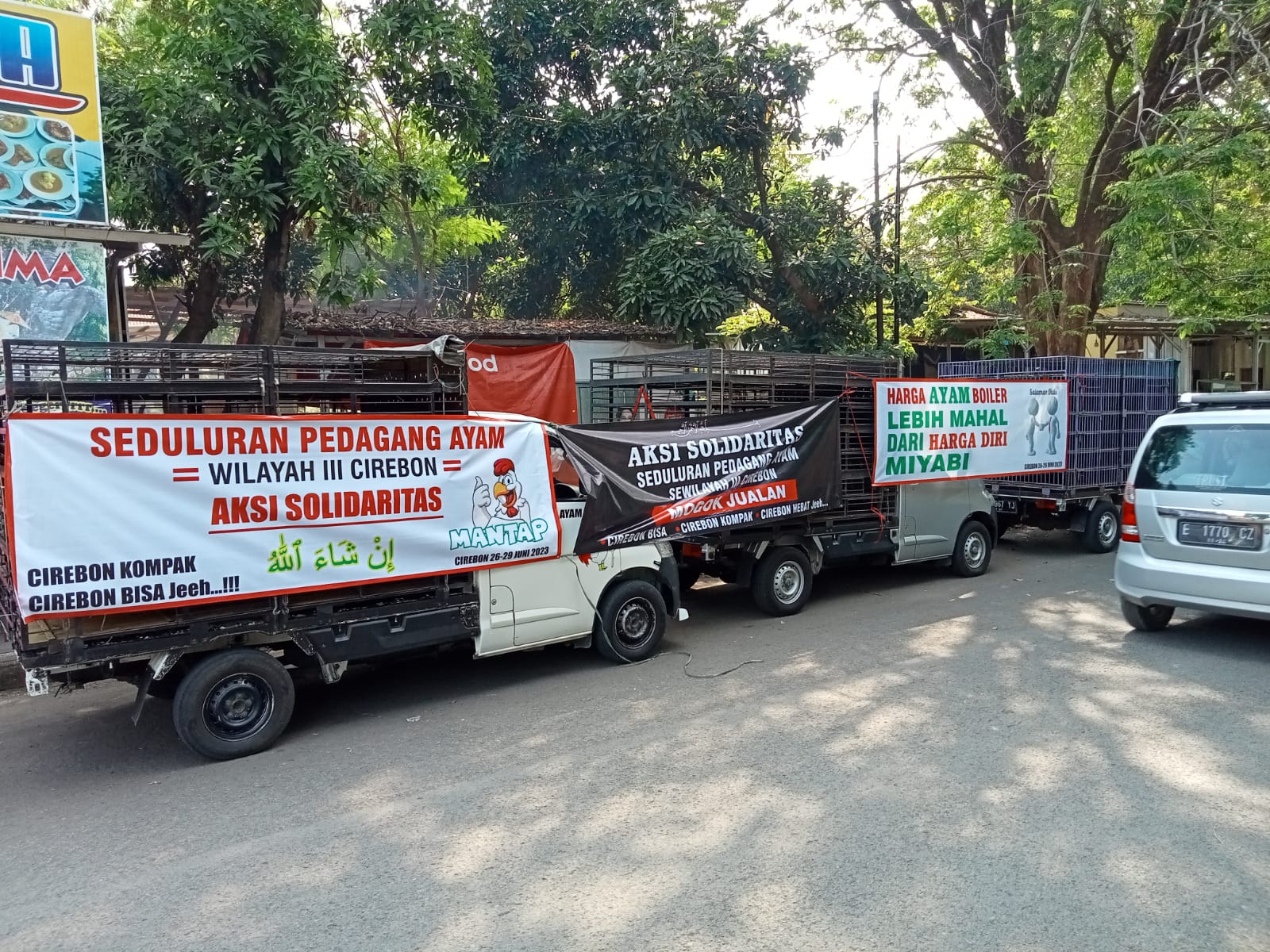 Pedagang Ayam Cirebon Demo di Stadion Bima: Turunkan Harga Ayam, Turunkan Harga Pakan