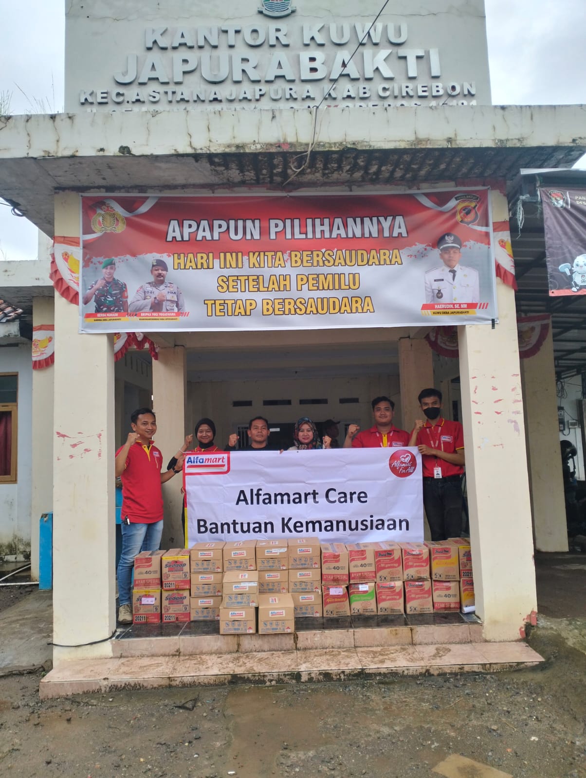 Alfamart Bantu Korban Banjir di Desa Japurabakti Cirebon