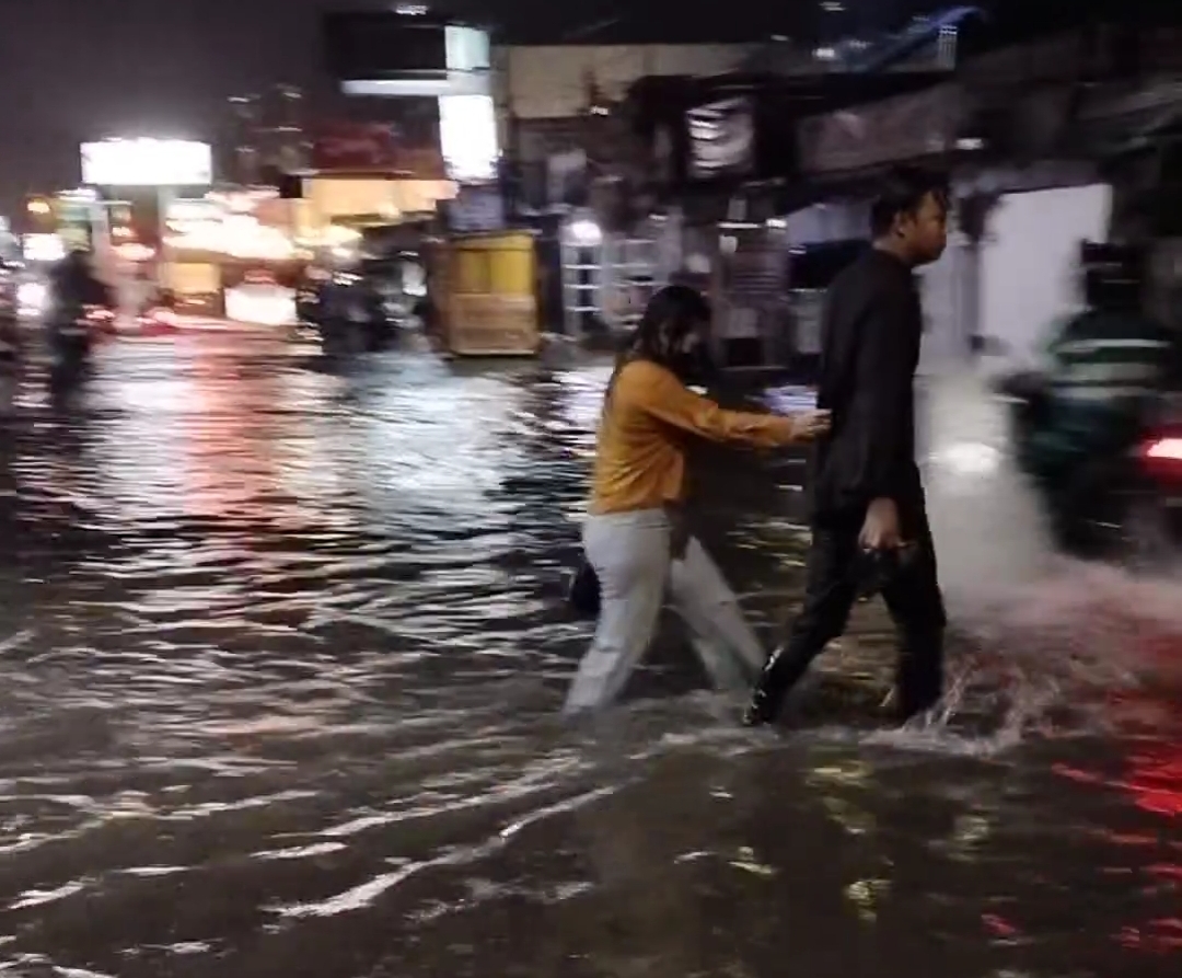 BREAKING NEWS: Banjir di Ciledug Cirebon, Ketinggian Sudah Sepaha