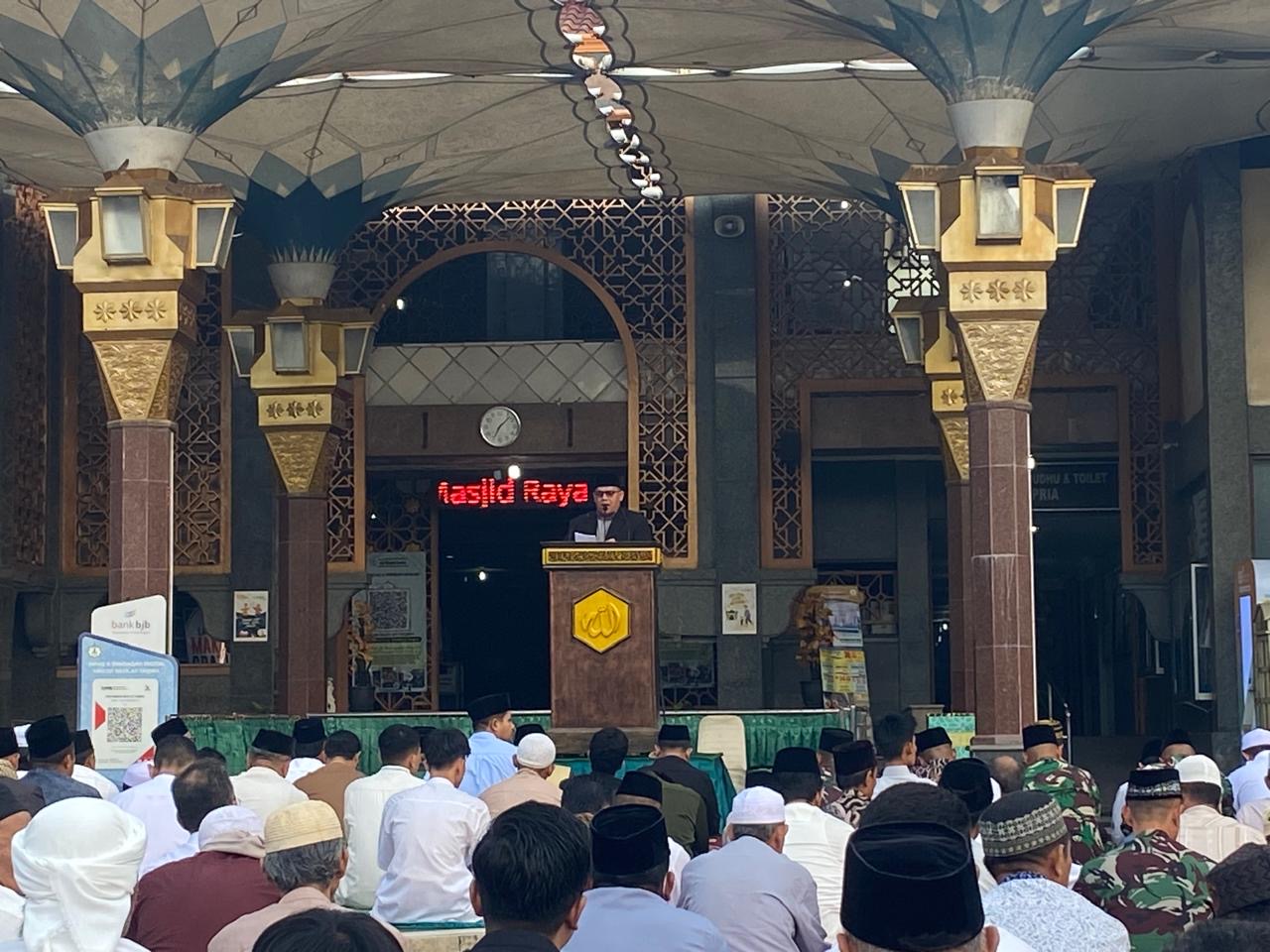 Suasana Salat Idul Adha di Masjid Attaqwa Cirebon, Khatib Sebut Kurban Bentuk Cinta dan Peduli Sesama