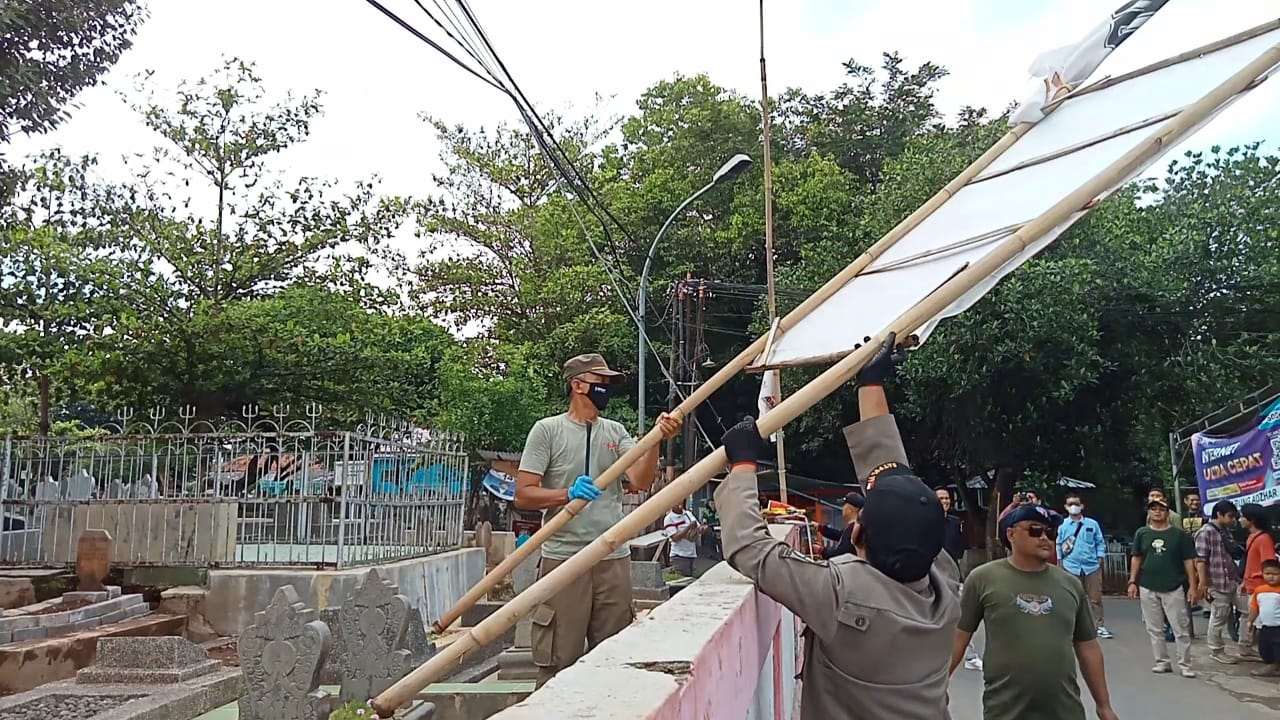 Dipasang di Kuburan, APK Terpaksa Dicopot Bawaslu Kota Cirebon 