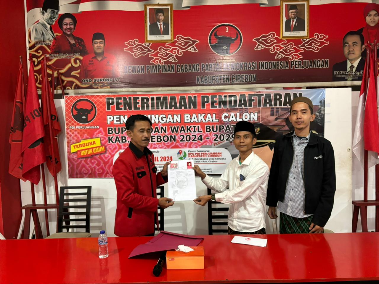 Resmi,  Nuruzzaman Serahkan Formulir Pendaftaran Bakal Calon Bupati ke PDI Perjuangan Kabupaten Cirebon