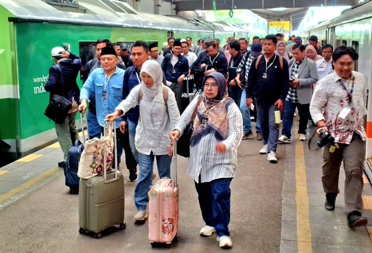 Arus Balik Nataru 2026 Memuncak, Ribuan Penumpang Padati Stasiun Cirebon