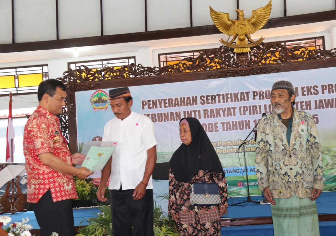 Hutang Petani  Eks Proyek PIR Dihapus, Gubernur Ahmad Luthfi Bagikan 1.065 Sertifikat Tanah